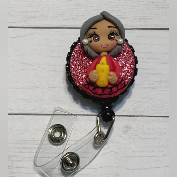 DISNEY - Encanto Abuela Badge Reel - Handmade - Picture 1 of 3